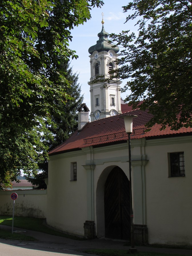 Klostermauer und Kirchturm